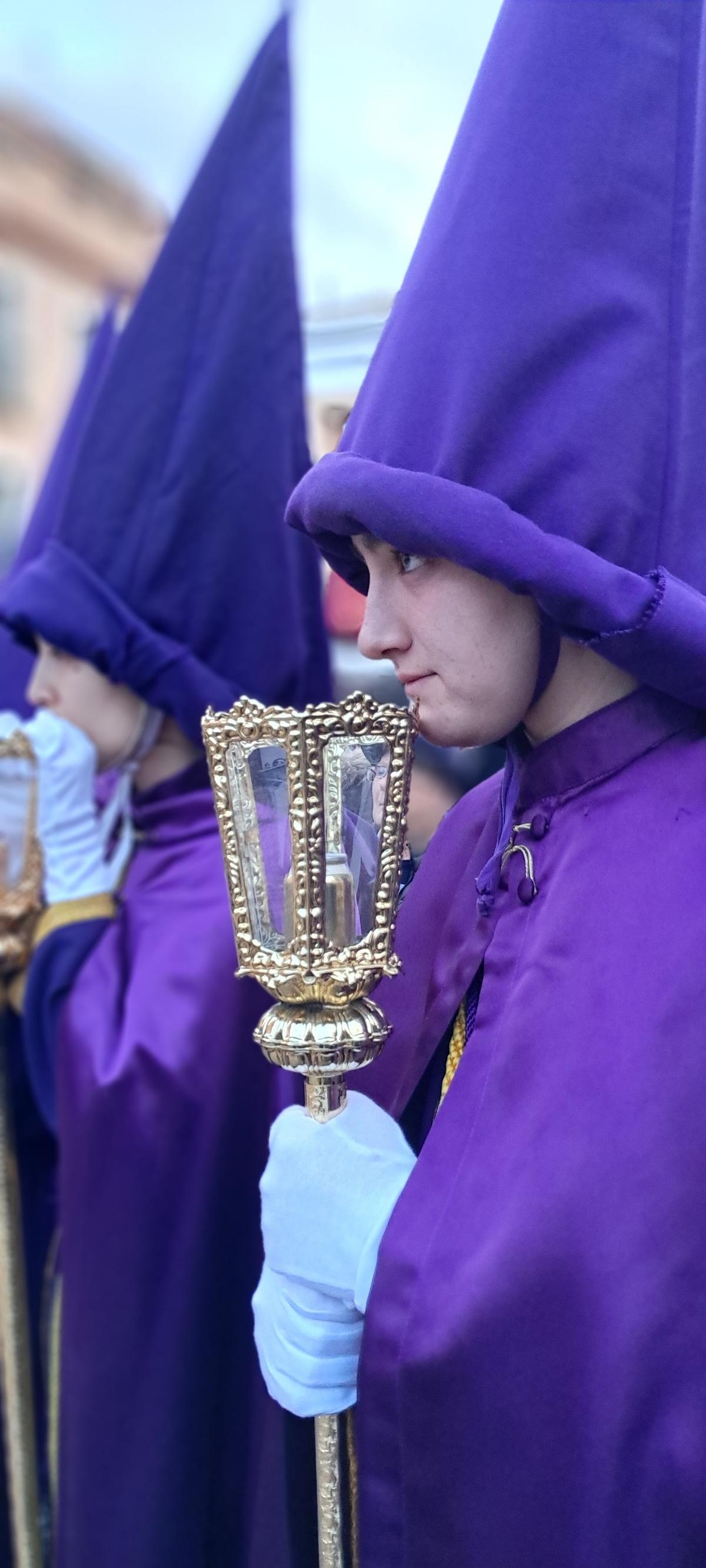 Penitentes con sus capirotes el jueves santo en Bolaños.