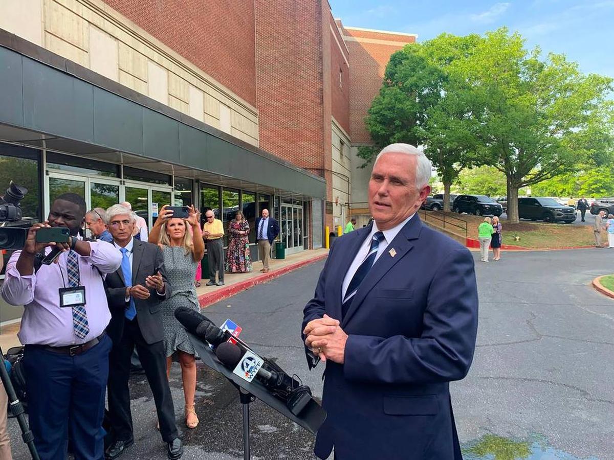 El ex vicepresidente Mike Pence habla con los periodistas antes de la gala anual del Carolina Pregnancy Center en Spartanburg, Carolina del Sur, el 5 de mayo del 2022.