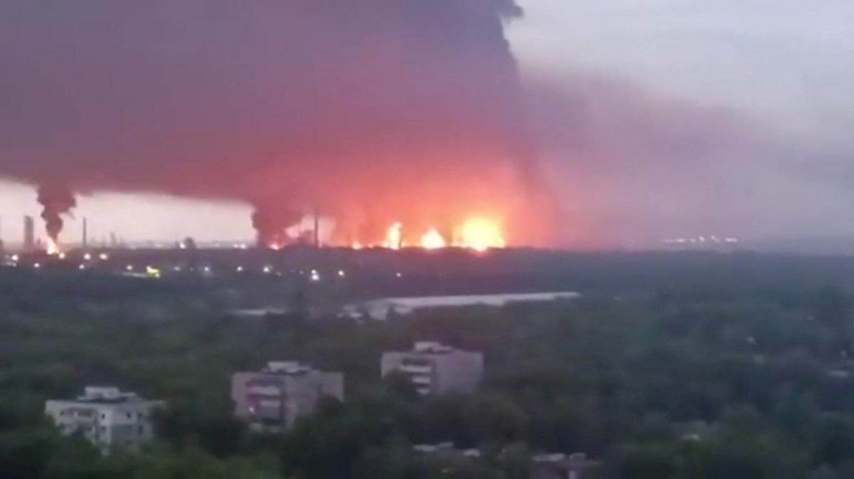 FOTO DE ARCHIVO. El fuego y una espesa columna de humo se elevan en las inmediaciones de la refinería de petróleo de Ryazan, en medio del conflicto entre Rusia y Ucrania en Ryazan, región de Ryazan, Rusia, 15 de mayo de 2026, en esta captura de pantalla obtenida de un vídeo de las redes sociales.
