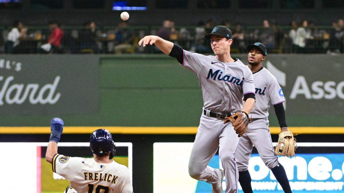 El torpedero de los Marlins de Miami Joey Wendle completa una jugada de doble matanza en el primer inning del partido ante los Cerveceros de Milwaukee, celebrado el 12 de julio de 2023 en Milwaukee.