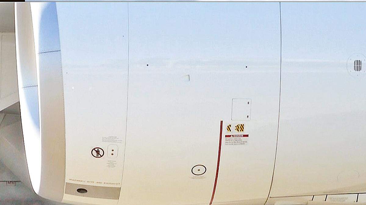 Empleados reemplazan uno de los neumáticos del avión de la aerolínea Atlas Air, que cubría la ruta Miami-Buenos Aires y tuvo que aterrizar de emergencia el miércoles en el Aeropuerto Internacional de Miami.  