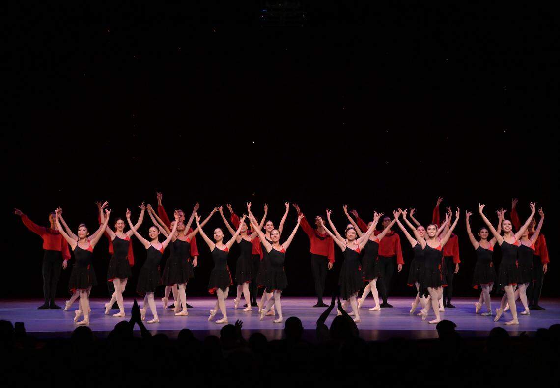 Los bailarines de Arts Ballet Theatre of Florida (ABTF) en el final de “Shostakovich Suites” de Vladimir Issaev.