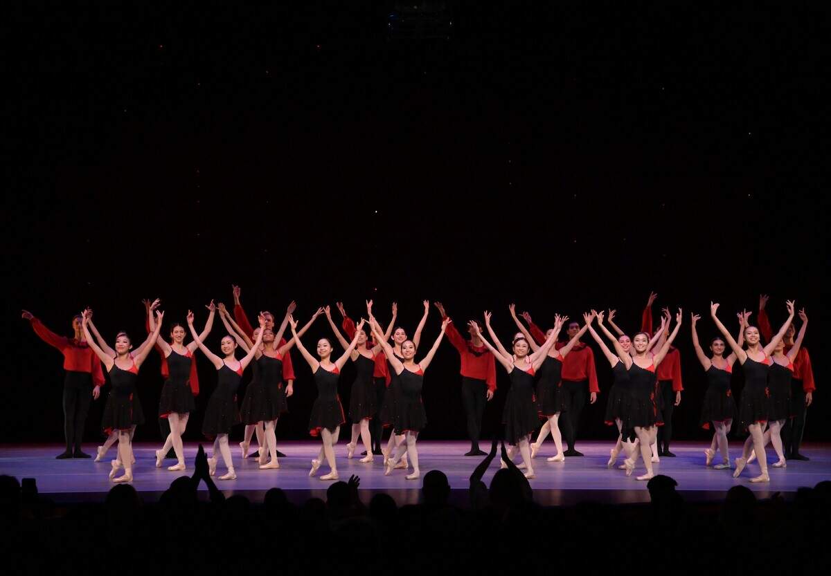 Los bailarines de Arts Ballet Theatre of Florida (ABTF) en el final de “Shostakovich Suites” de Vladimir Issaev.