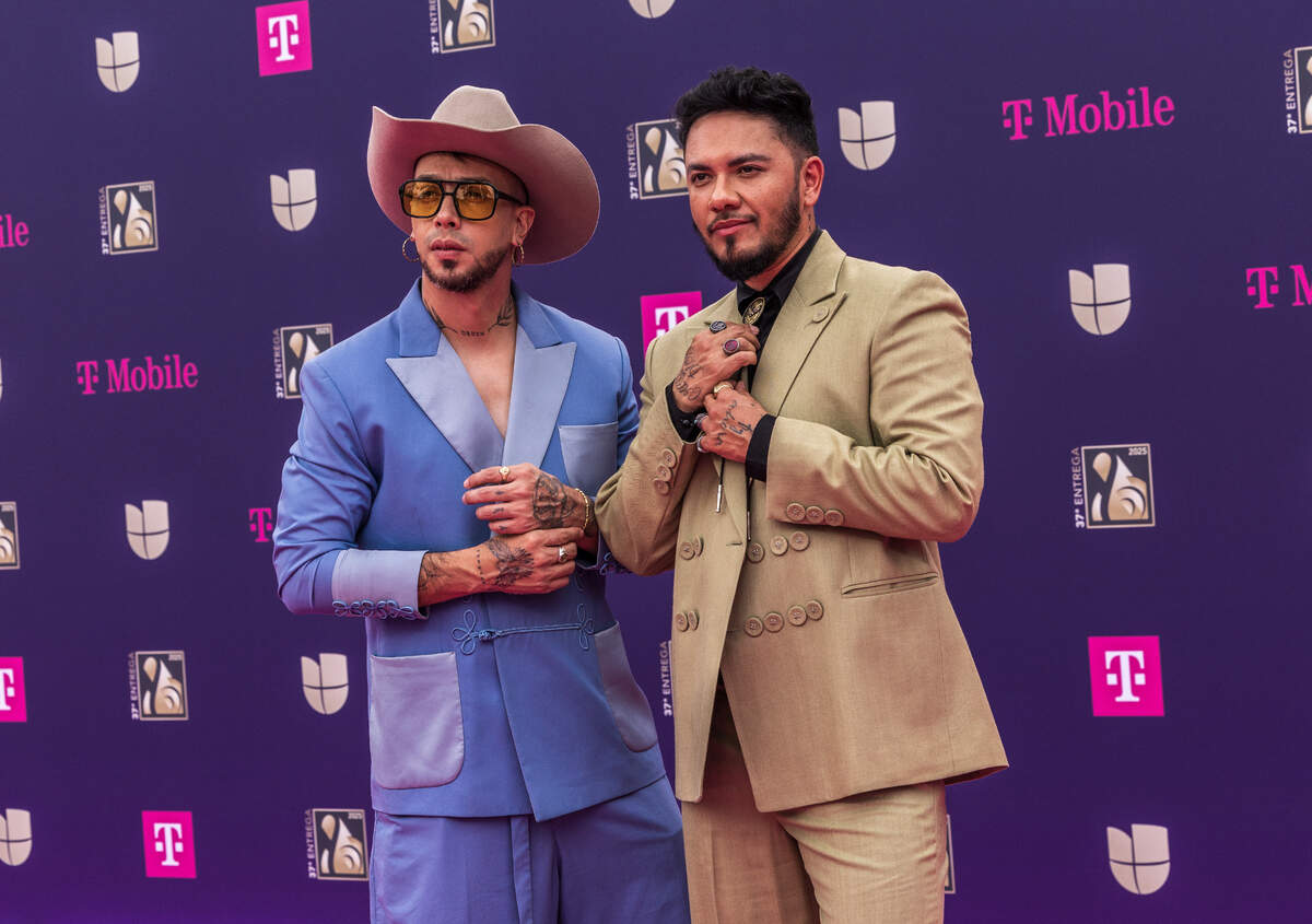 El duo colombiano Pasabordo llega a la alfombra magenta de Premio Lo Nuestro 2025, celebrado en el Kaseya Center de Miami el jueves 20 de febrero de 2025.