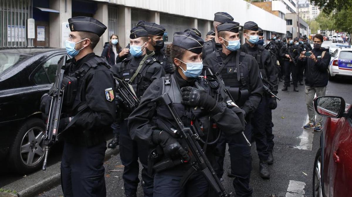 Agentes de la policía francesa patrullan el área después de un ataque con cuchillo cerca de las antiguas oficinas del periódico satírico Charlie Hebdo, el viernes 25 de septiembre de 2020 en París.