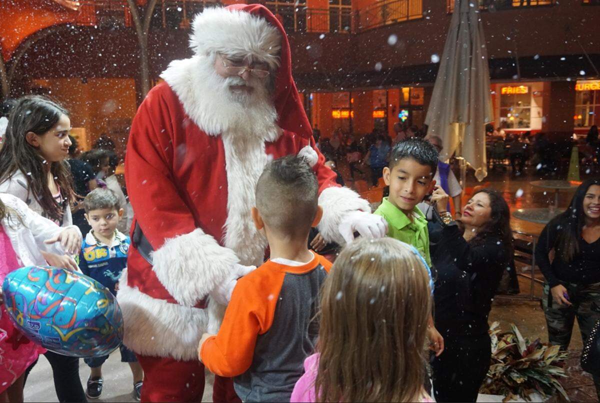 Papá Noel saluda a los niños en Ramblas Plaza en el Dolphin Mall.