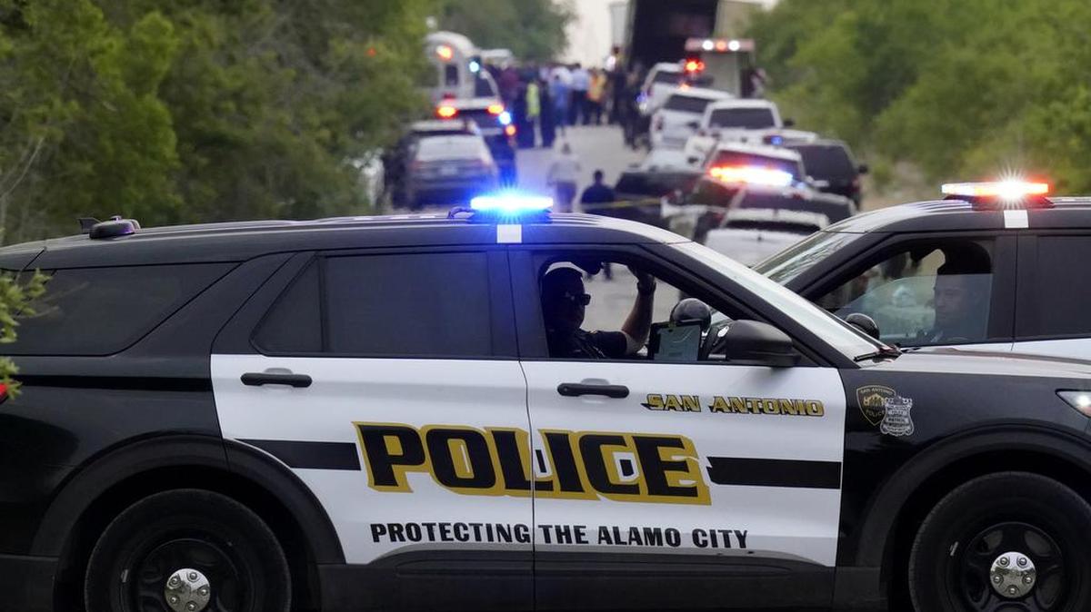 La policía bloquea la escena donde se descubrió un semirremolque con múltiples cadáveres, el lunes 27 de junio de 2022, en San Antonio. (Foto AP/Eric Gay)
