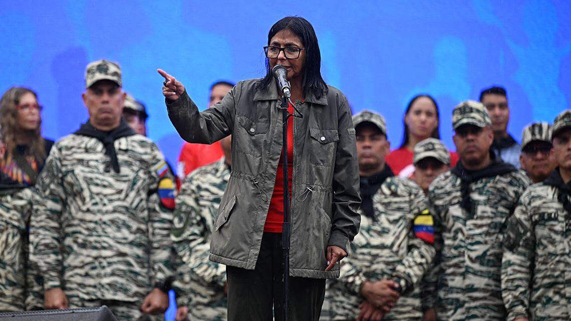 La presidenta interina de Venezuela, Delcy Rodríguez, pronuncia un discurso durante un desfile cívico-militar con motivo del 24.º aniversario del regreso al poder del difunto gobernante venezolano Hugo Chávez (1999-2013) tras un fallido golpe de Estado en 2002, en Caracas, el 13 de abril de 2026.