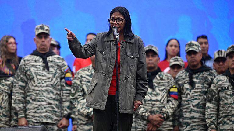 Delcy Rodríguez sube a 240 dólares el ingreso mínimo integral de trabajadores venezolanos