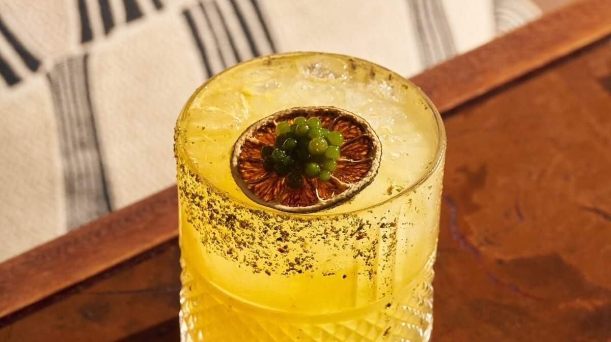 La Margarita Verde ($21) se aparta del molde tradicional con un perfil herbal y contemporáneo en MILA, Miami Beach.