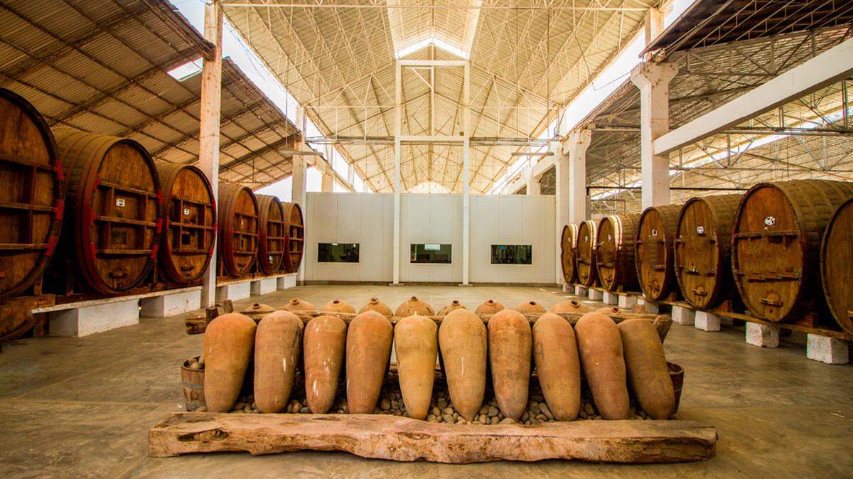 En Perú, el tour por la ciudad de Ica, la zona vitivinícola por excelente del país, ofrece dentro de un visita que también la visita la Plaza de Armas o las casonas antiguas de estilo virreina, la entrada en una tradicional bodega artesanal para descubrir el proceso de elaboración de los vinos iqueños, que se producen desde la época virreinal.