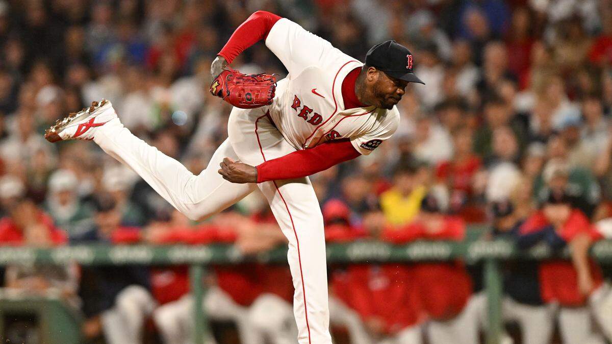 El cerrador de los Medias Rojas Aroldis Chapman lanza en el noveno inning del partido ante los Yankees de Nueva York, celebrado el 14 de septiembre de 2025 en Boston.