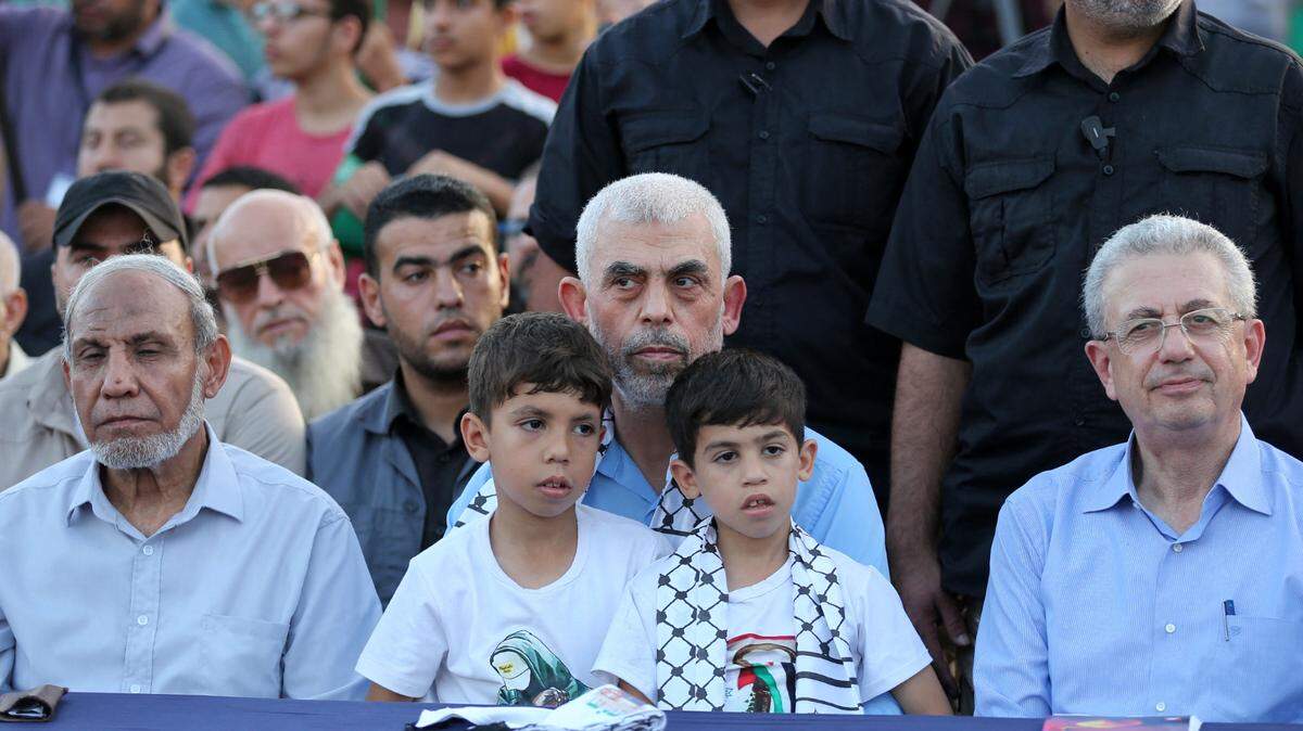 El jefe del ala política del movimiento palestino Hamas en la Franja de Gaza, Yahya Sinwar (C), asiste a una manifestación en apoyo de la mezquita al-Aqsa de Jerusalén en la ciudad de Gaza el 1 de octubre de 2022. 
