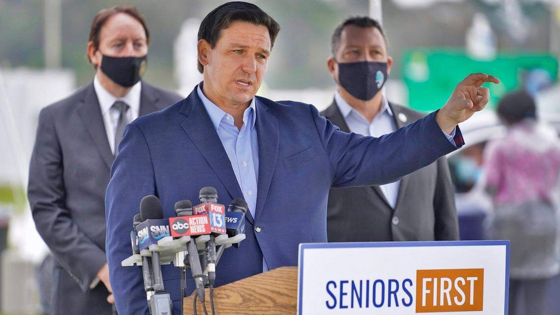 El gobernador de Florida, Ron DeSantis, habla con los medios de comunicación en un sitio de vacunación contra el coronavirus en Lakewood Ranch, Bradenton, el miércoles 17 de febrero de 2021.