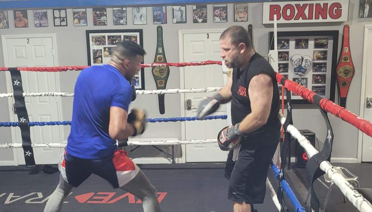 Germán Caicedo entrena a Yordan Barrera para la primera semana de Team Combat League.