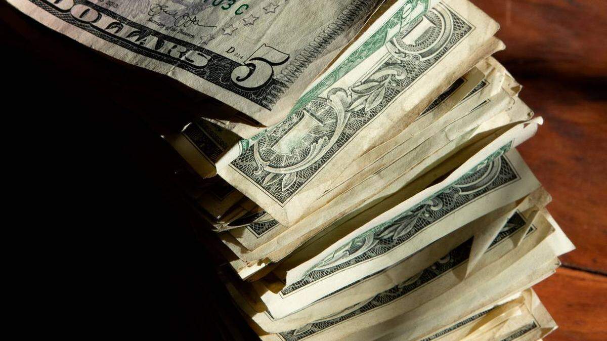 Una mujer de 35 años de Maryland utilizó cheques sin fondos de cuentas bancarias cerradas para hacer compras por más de $200,000 durante dos años, dijeron las autoridades federales.