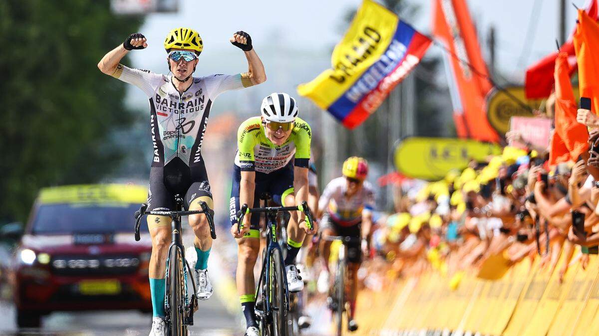 El ciclista español Pello Bilbao López celebra tras ganar la décima etapa del Tour de Francia, celebrada este martes 11 de julio de 2023.