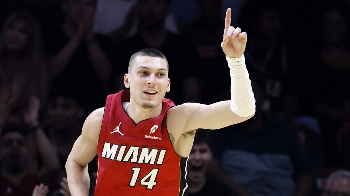 El escolta del Heat Tyler Herro reacciona tras anotar un triple en el partido contra los Bucks de Milwaukee en la Copa de la NBA, celebrado el 26 de noviembre de 2025 en el  Kaseya Center en Miami 