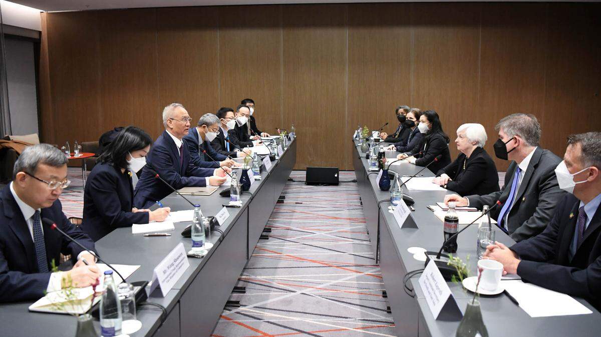 La secretaria del Tesoro, Janet Yellen (der.), presidirá la delegación de Estados Unidos que le pedirá a China explicaciones sobre sus “prácticas económicas injustas”, en la reunión de alto nivel que se celebrará esta semana en San Francisco.