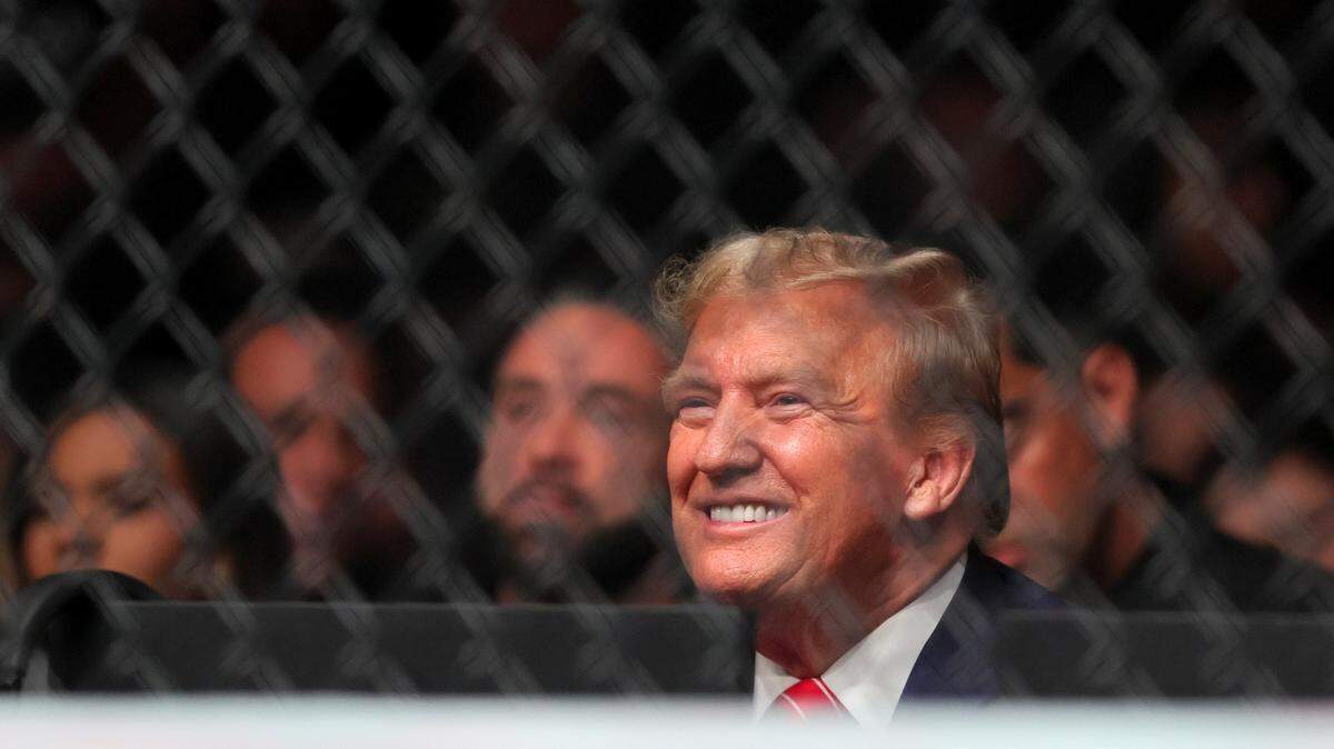 El expresidente Donald Trump asiste a una pelea de UFC entre Jack Della Maddalena y Gilbert Burns, el sábado 9 de marzo de 2024, en el Kaseya Center, en Miami.