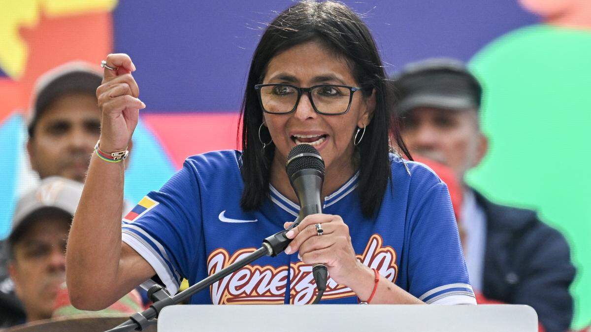 La presidenta interina de Venezuela, Delcy Rodríguez, habla durante una marcha que pide el levantamiento de todas las sanciones de Estados Unidos en Caracas, el 30 de abril de 2026.