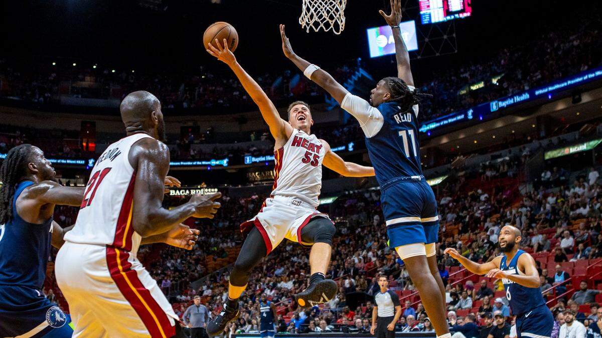 El jugador del Heat Duncan Robinson (55) entra al aro ante la defensa de los Timberwolves de Minnesota, en el partido celebrado el 4 de octubre de 2022 en Miami.