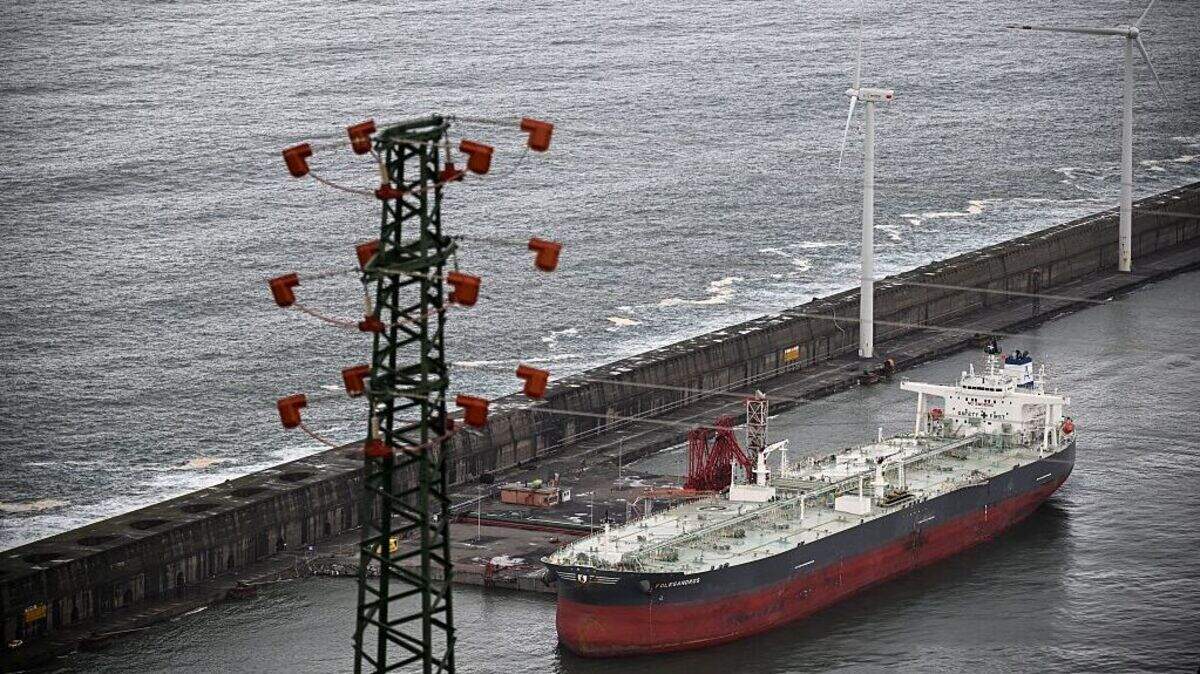 Una imagen tomada el martes 17 de febrero de 2026 muestra el buque Folegandros, un petrolero con bandera de las Islas Marshall, amarrado en el puerto de Bilbao, en la ciudad vasca española de Zierbena. El Folegandros, con un millón de barriles de crudo a bordo, es el primer petrolero que llega a España procedente de Venezuela desde la captura del gobernante venezolano, Nicolás Maduro, el 3 de enero.