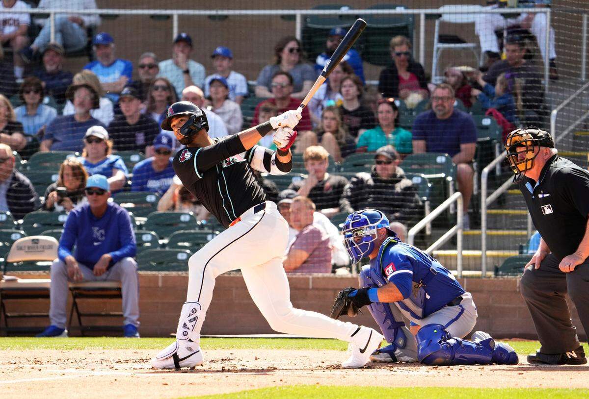 El jardinero de los Diamondbacks de Arizona Lourdes Gurriel Jr. batea un hit en el partido de pretemporada ante los Reales de Kansas City, celebrado el 14 de marzo de 2024 en Scottsdale, Arizona.