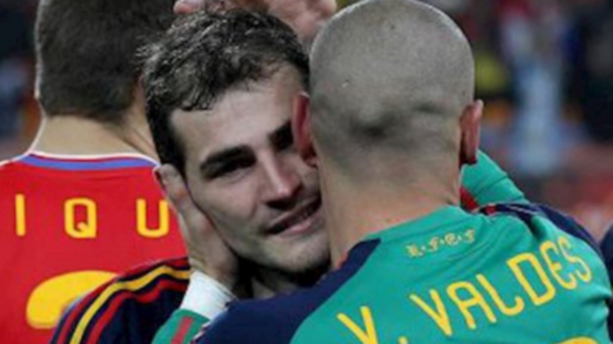 Iker Casillas (izq.) envió un mensaje de admiración al que fue portero del Barcelona y de la selección española, Víctor Valdés, un día después de que definitivamente éste decidiera poner punto y final a su carrera profesional.