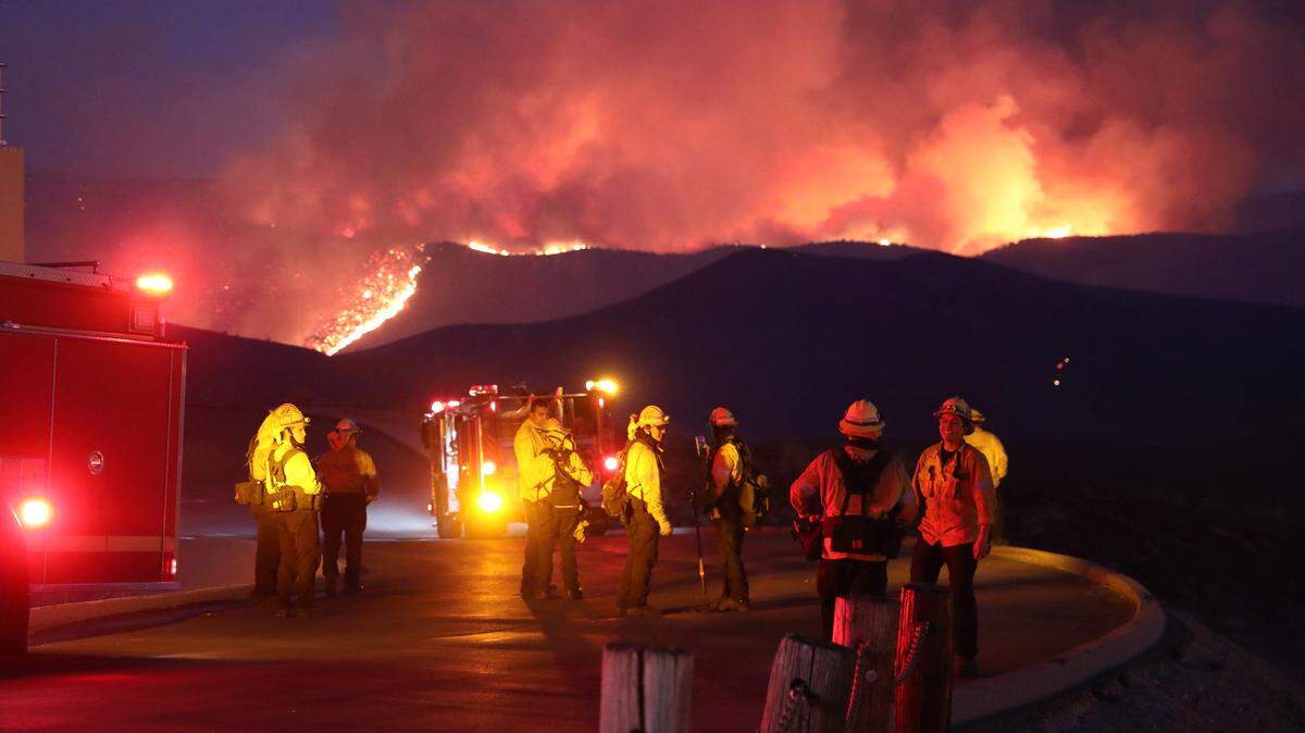 (250123) -- LOS ANGELES, Jan. 23, 2025 (Xinhua) -- Firefighters prepare to battle the raging wildfire on a hill in Castaic, Los Angeles, California, the United States, on Jan. 22, 2025. A fast-moving brush fire erupted in Los Angeles County Wednesday morning, expanding to 8,096 acres (32.76 square km) with zero containment, according to the California Department of Forestry and Fire Protection (Cal Fire). (Photo by Qiu Chen/Xinhua) (Photo by Xinhua/Sipa USA)