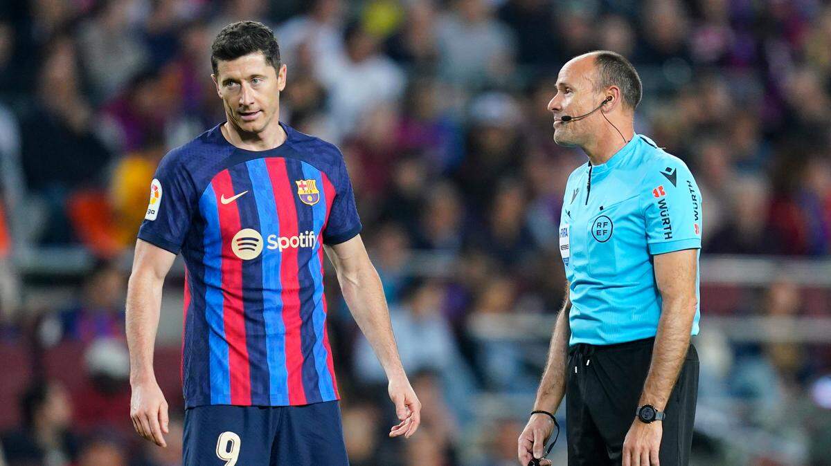 El delantero del Barcelona Robert Lewandowski habla con el árbitro Mateu Lahoz durante el partido ante el Girona, celebrado el 10 de abril de 2023 en Barcelona.