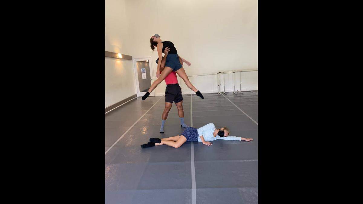 Un momento del ensayo de “This Moment Here”. De izquierda a derecha: Josua Rosado, Julia Faris e Isabelle Luu Li Haas.