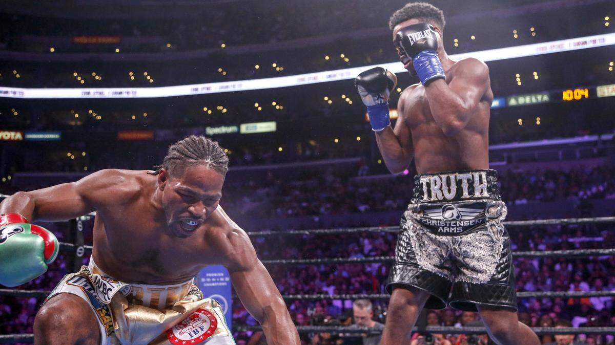 SHAWN PORTER va a la lona en el 11no round tras recibir un golpe del rey welter Errol Spence Jr. el 28 de septiembre en Los Angele