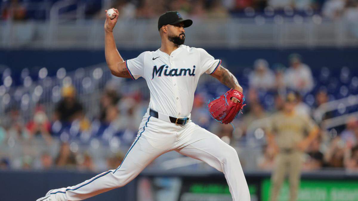 El abridor de los Marlins Sandy Alcántara lanza en el primer inning del partido ante los Padres de San Diego, celebrado el 23 de julio de 2025 en Miami.