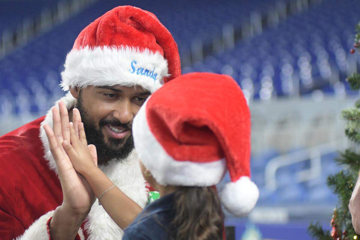 Durante una entrega de regalos a ninos en el loanDepot park, Alcántara se presentó no solo para hacer de Sandy Claus -una versión dominicana y personal del personaje navideño- sino para conversar con la prensa especializada que cubre los Marlins de Miami.