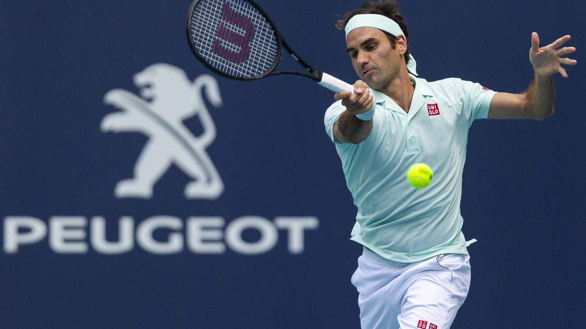 El suizo Roger Federer retorna la bola al ruso Daniil Medvedev este miércoles por el Miami Open en el Hard Rock Stadium en Miami Gardens.