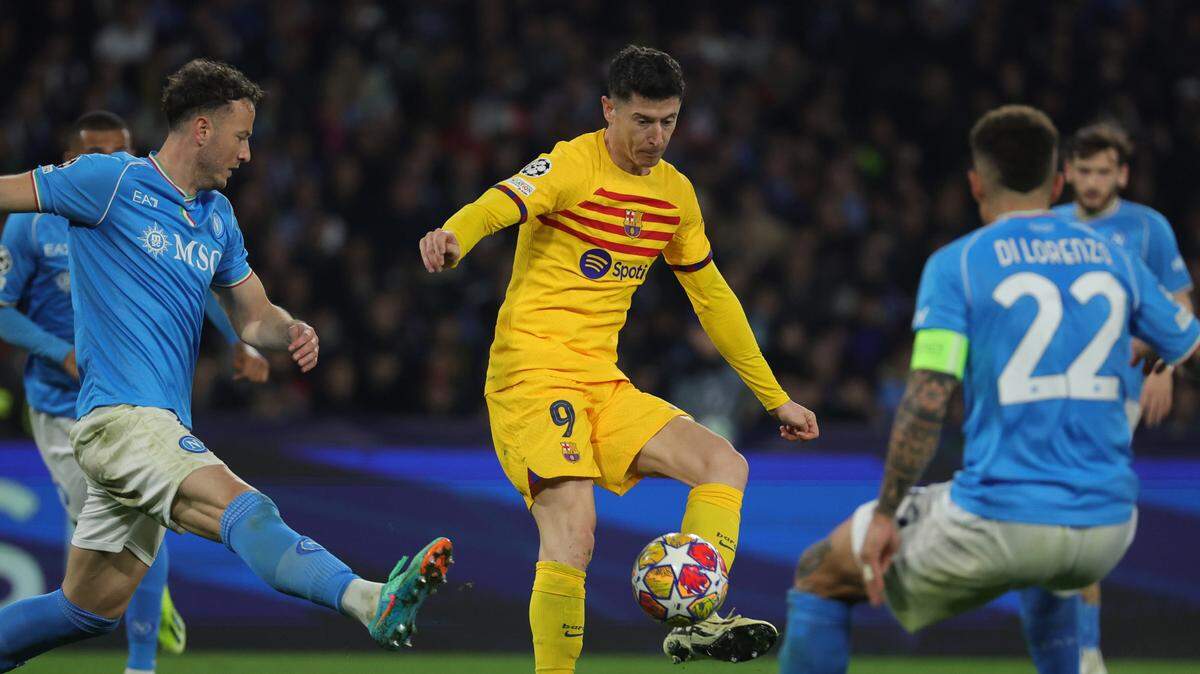 Robert Lewandowski (centro) anotó el gol de Barcelona en el empate 1-1 ante Napoli el miércoles, en la ida de los octavos de final de la Liga de Campeones.