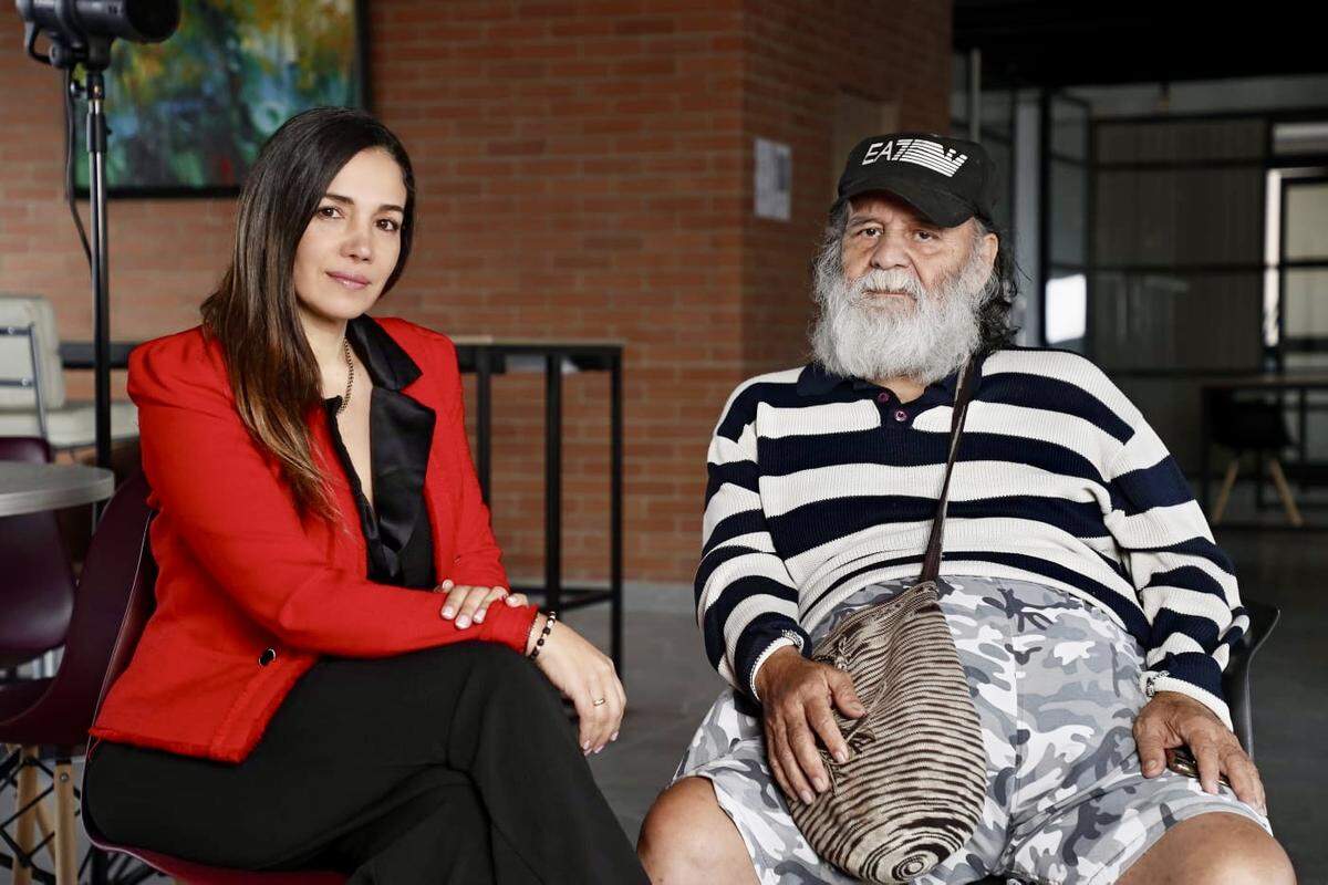 La abogada Sondra Macollins Garvin y Elí Mendoza, de 86 años, ex guerrillero de las FARC conocido como Martín Sombra.