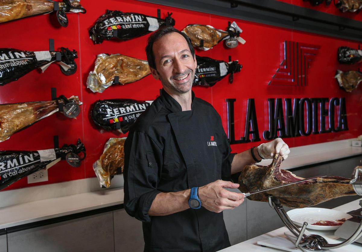 Raúl Martín, dueño de La Jamoteca, corta uno de los jamones ibéricos que le dan fama a su negocio, que abrió un segundo local en Miracle Mile en Coral Gables. Además de productos gourmets, tienen una carta de varios tipos de bocadillos, con pan recién horneado, jamón, queso, embutidos y una selección de tapas.