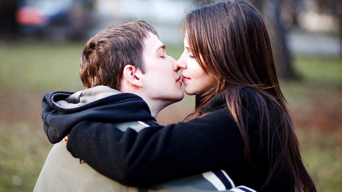 La “enfermedad del beso” es el nombre común que utilizamos para referirnos a la enfermedad denominada mononucleosis infecciosa (MI), causada mayoritariamente por el virus de Epstein-Barr (VEB). Suele aparecer en adolescentes y adultos jóvenes.