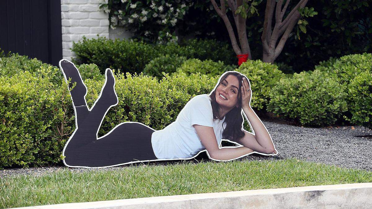 Foto recortada de la actriz Ana de Armas en la acera de la casa de Ben Affleck.