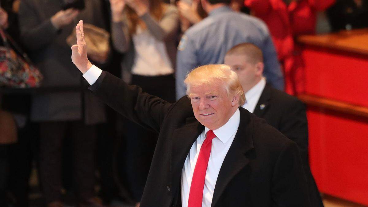 El presidente electo Donald Trump sale de su reunión con los editores del New York Times, el martes en New York.