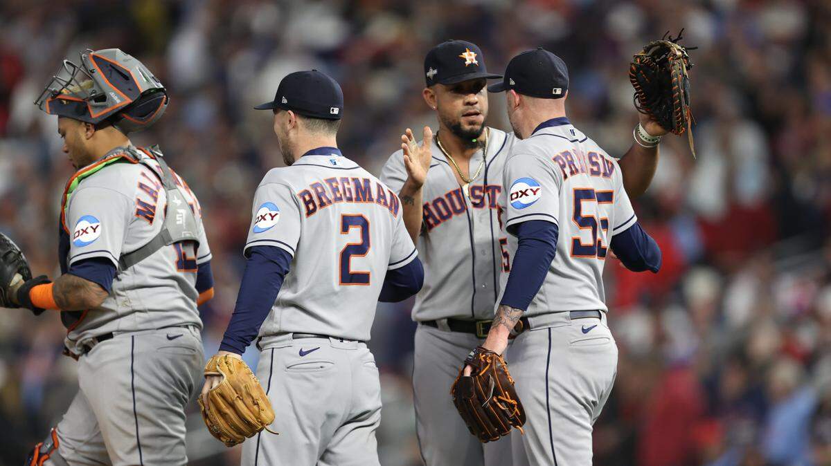 El primera base de los Astros de Houston José Abreu (segundo de der. a izq.) saluda al relevista Ryan Pressly tras vencer a los Mellizos y alcanzar el boleto a la Serie de Campeonato de la Liga Americana, en el partido celebrado el 11 de octubre de 2023 en Minneápolis, Minnesota.