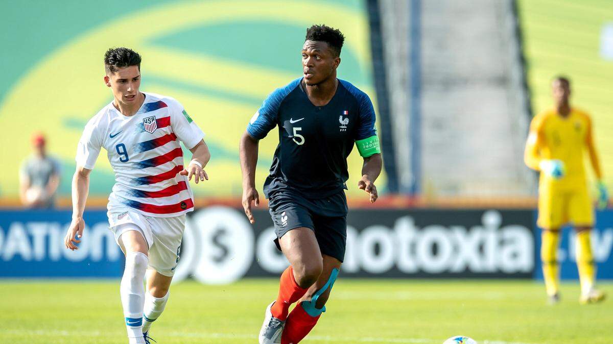 El delantero de Estados Unidos Sebastián Soto (izq.) marca a Dan Zagadou, de Francia, en el partido de octavos de final del Mundial Sub-20, el 4 de junio de 2019 en Bydgoszcz, Polonia.