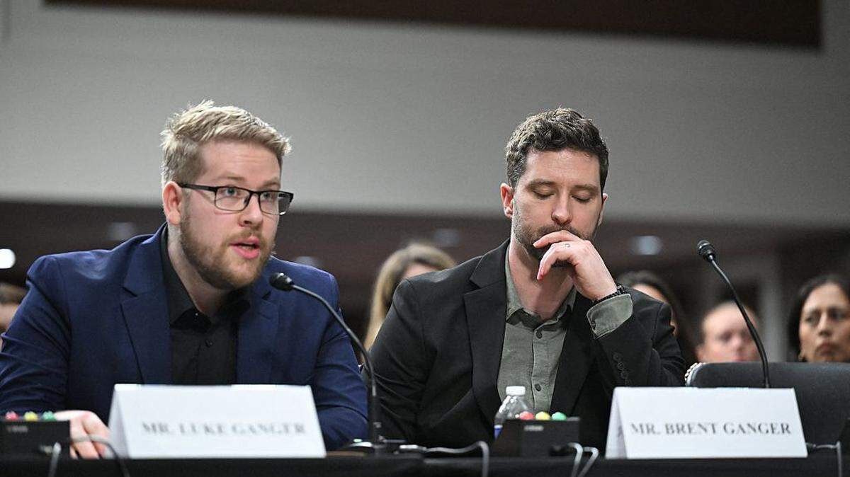 Luke Ganger y Brent Ganger, hermanos de Renee Good, quien fue asesinada por un agente federal de inmigración el mes pasado, comparecen en un foro sobre el uso de la fuerza por parte de los agentes del Departamento de Seguridad Nacional, en el Capitolio en Washington, DC, el martes 3 de febrero de 2026.