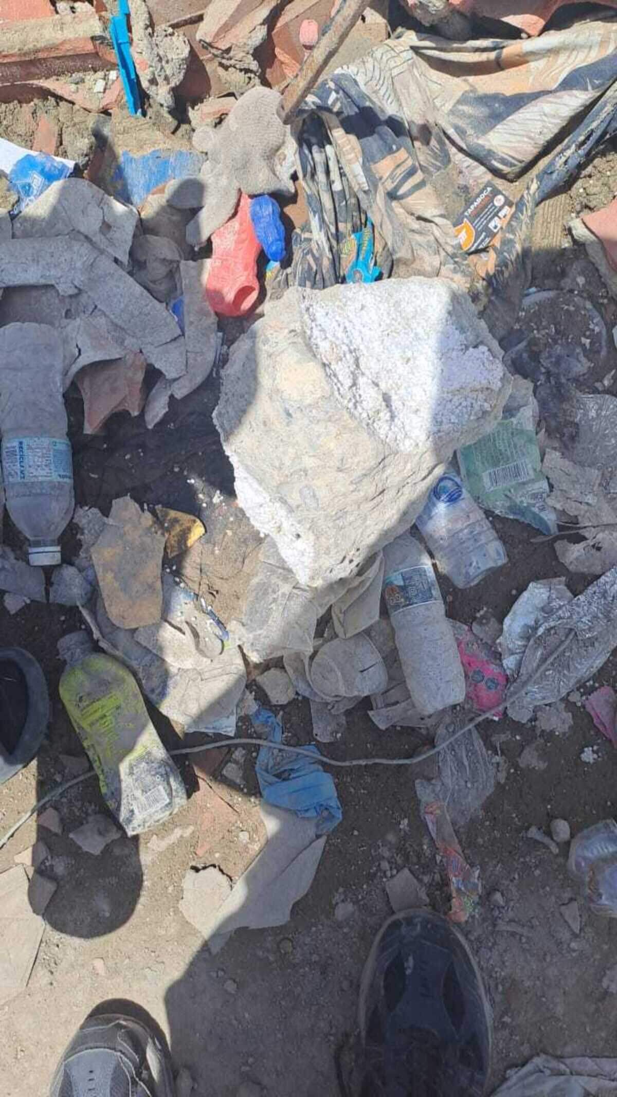 Esta imagen muestra pedazos de anime, un material liviano conocido por el nombre técnico poliestireno expandido, que supuestamente fue usado en algunos edificios en La Guaira, Venezuela.