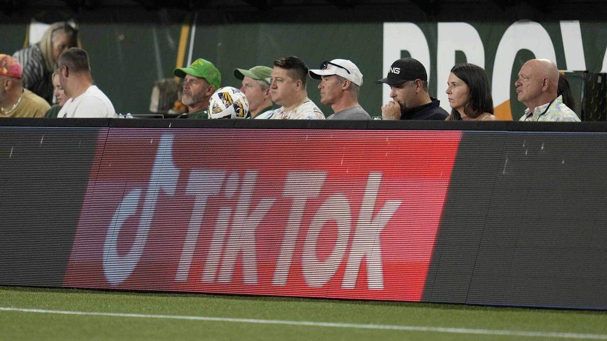 Un anuncio publicitario de TikTok en un partido de fútbol de la MLS entre Portland Timbers y Seattle Sounders, el 31 de agosto de 2024, en Portland, Oregon.