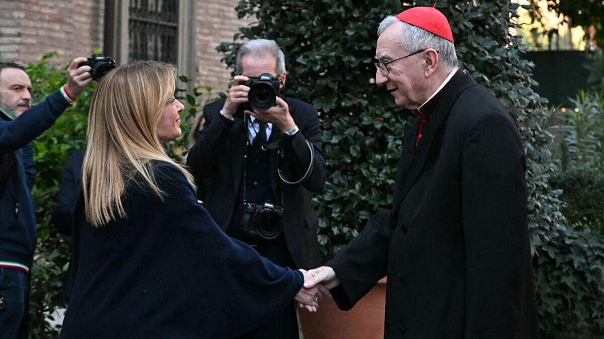 La Primera Ministra de Italia, Giorgia Meloni, da la bienvenida al cardenal secretario de Estado del Vaticano, Pietro Parolin, a su llegada a la embajada para asistir a una ceremonia que conmemora el 97º aniversario del Pacto de Letrán con el Vaticano, el martes 17 de febrero de 2026.