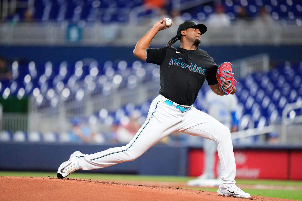 El abridor de los Marlins Edward Cabrera lanza en el primer inning del partido ante los Reales de Kansas City, celebrado el 7 de junio de 2023 en Miami.