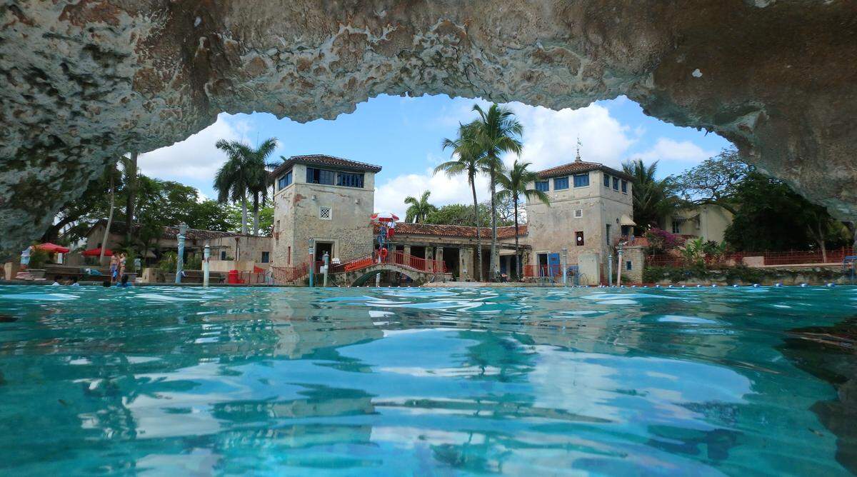 Venetian Pool, una piscina creada con roca coralina en 1924 que antes fue una cantera, es un auténtico oasis de inspiración en la arquitectura mediterránea.